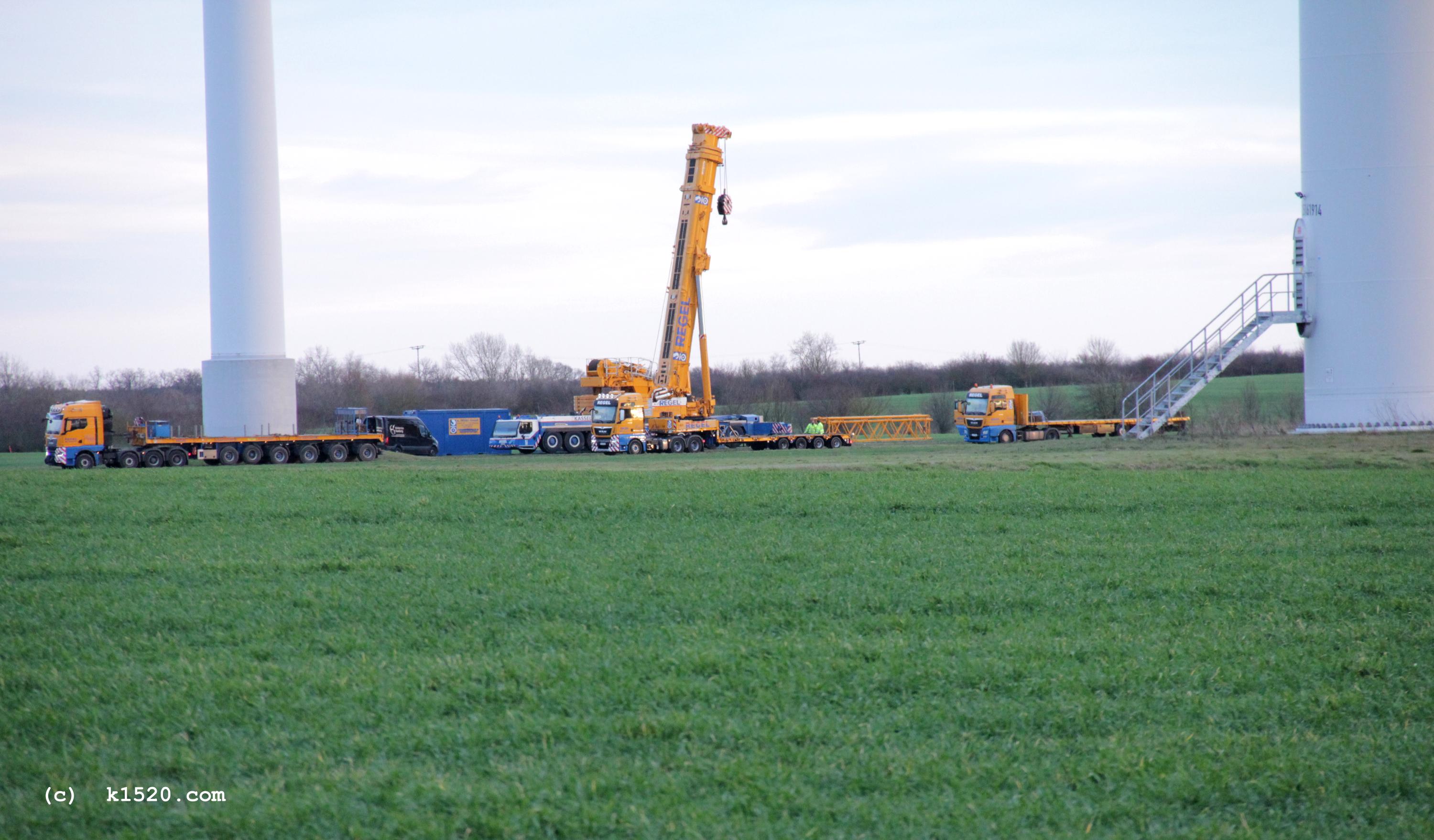 Reparatur Windrder im Windpark Arneburg/Elbe 01/2023,
  Kraneinsatz, 