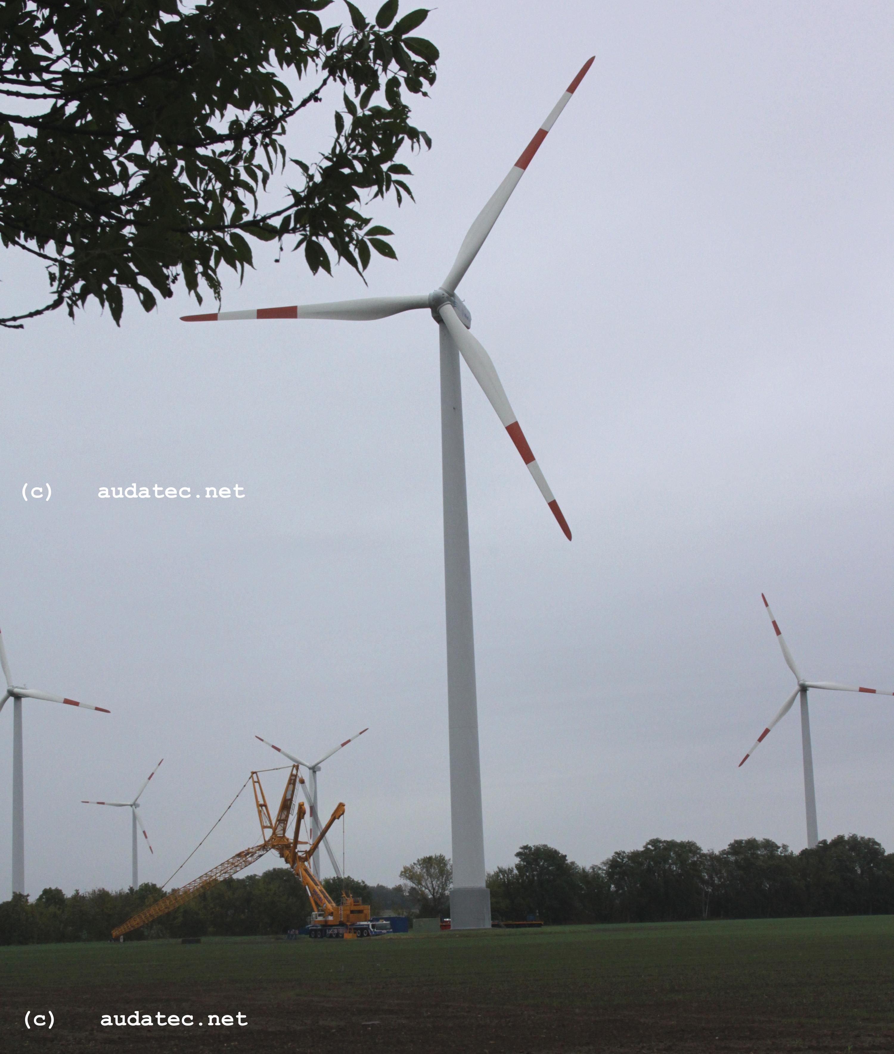 Reparatur Windrder im Windpark Arneburg/Elbe 10/2023,
  Kraneinsatz, 